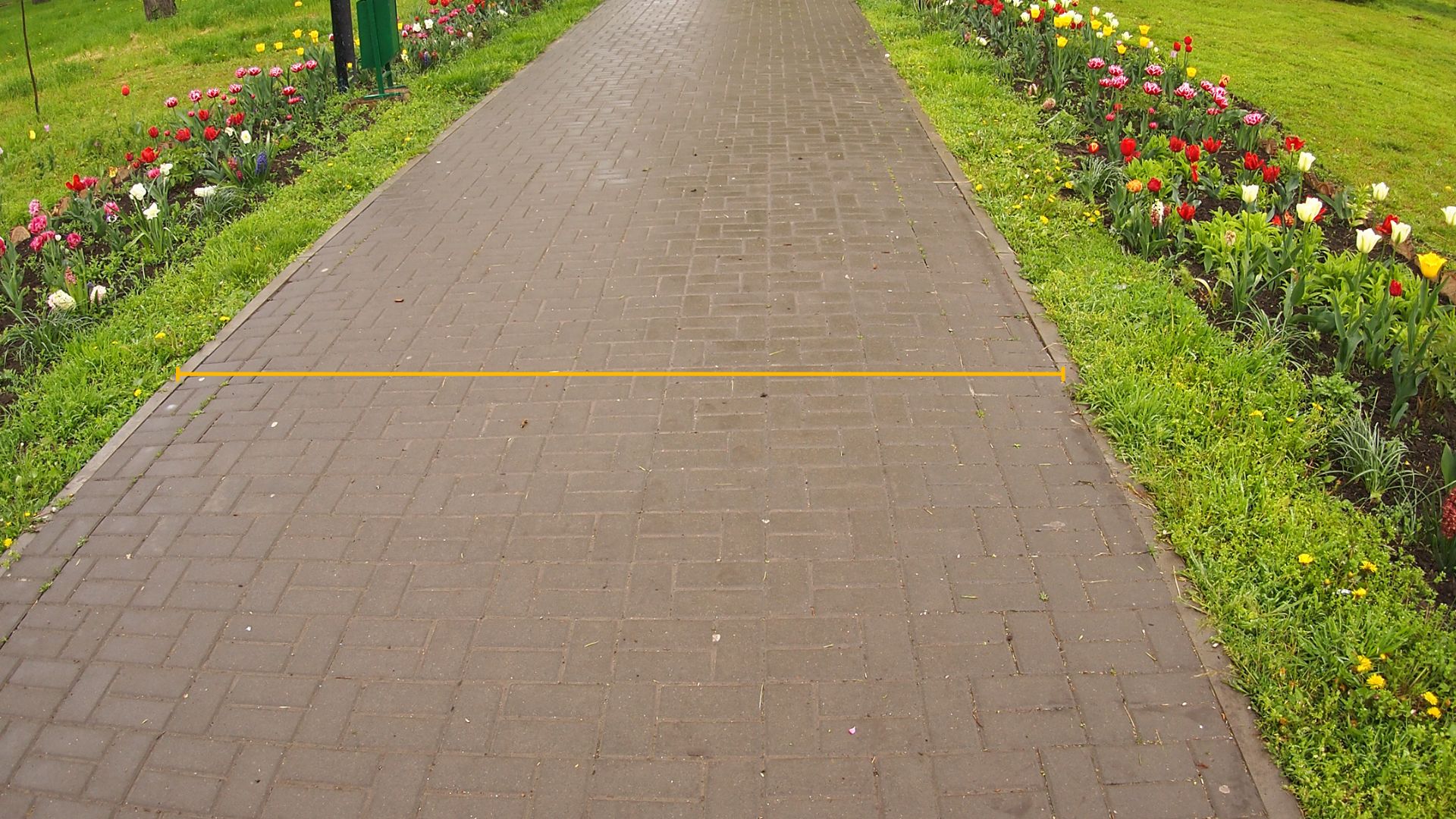 Brede weg die verwijst naar de bredere wegen in de Efteling