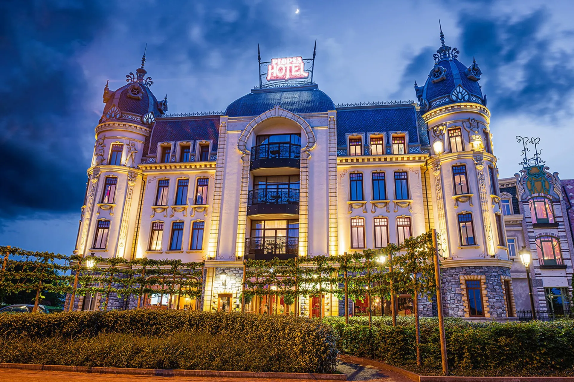 Plopsa-Hotel-bij-avond.webp