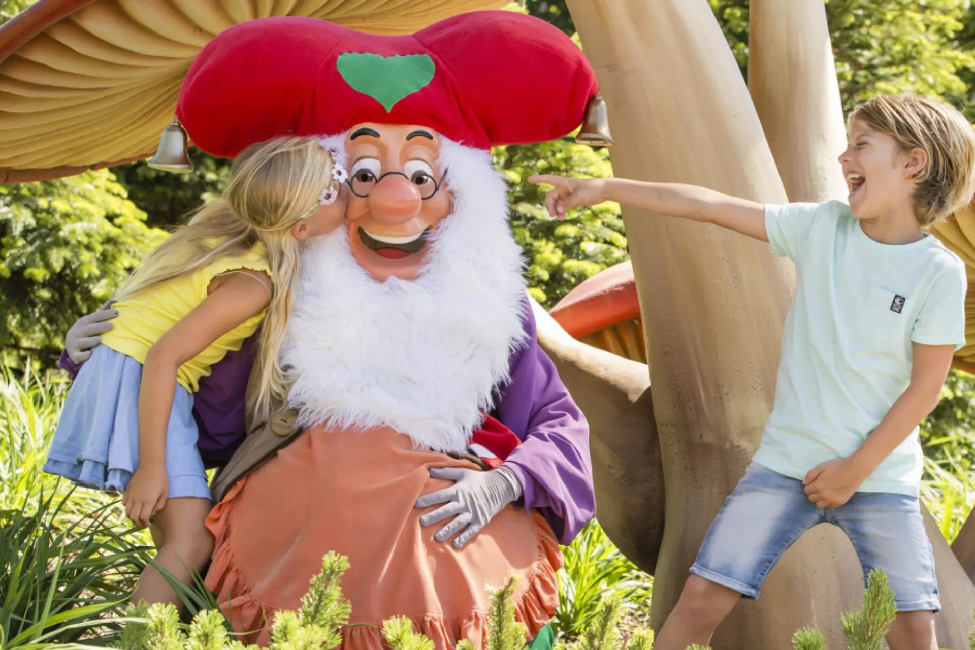 Twee-kinderen-hebben-lol-bij-Plopsaland-Belgium